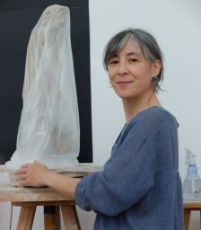 Sonia Queija L'artiste Sonia Queija dans son atelier avec une sculpture